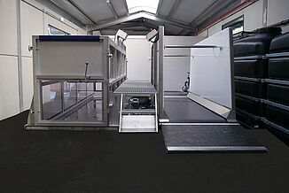 Elastischer REGUPOL Boden rund um dem Aquatrainer. Aquatrainer für Pferde mit passendem Bodenbelag.