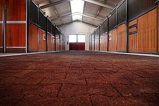 REGUPOL Verbundpflaster in der Stallgasse Stallgasse mit rotem Verbundpflaster aus Gummi