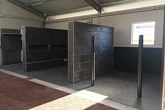 REGUPOL Bodenbeläge aus Gummi für Pferde-Waschplätze. Waschbox für Pferde mit Gummiböden