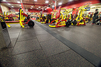 At Retro Fitness Stroudsburg, REGUPOL aktivpro tiles and aktiv are used simultaneously throughout the facility.