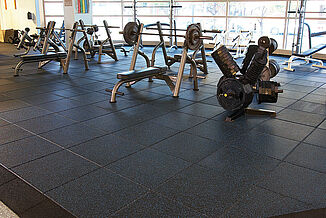 A view of the gym at Temple University with a variety of exercise equipment and REGUPOL aktivpro rubber flooring.