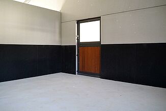 REGUPOL equiline impact zum Schutz von Pferd und Wand. Pferdebox mit elastischen Wandbelägen