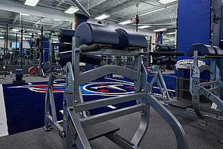 Tennessee Titans Practice Facility with team logo on floor, surrounded by exercise equipment, mirrors and REGUPOL aktivpro roll flooring.