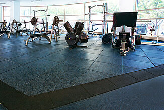 A wide view of the gym at Temple University with a variety of exercise equipment and REGUPOL aktivpro rubber flooring.