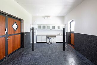 Pferdeklinik mit hygienischem Bodenbelag