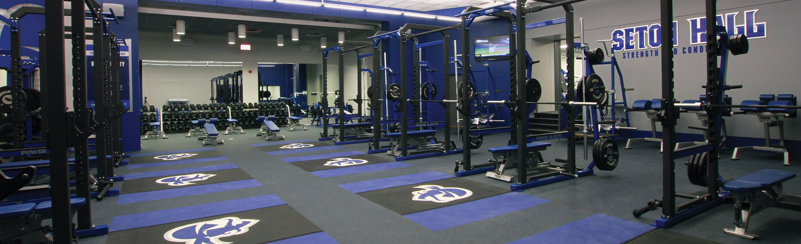 REGUPOL aktivpro roll flooring utilized throughout a basketball weight room facility, ensuring high performance capabilities. REGUPOL crash platforms are also featured, with extreme durability ensured. 